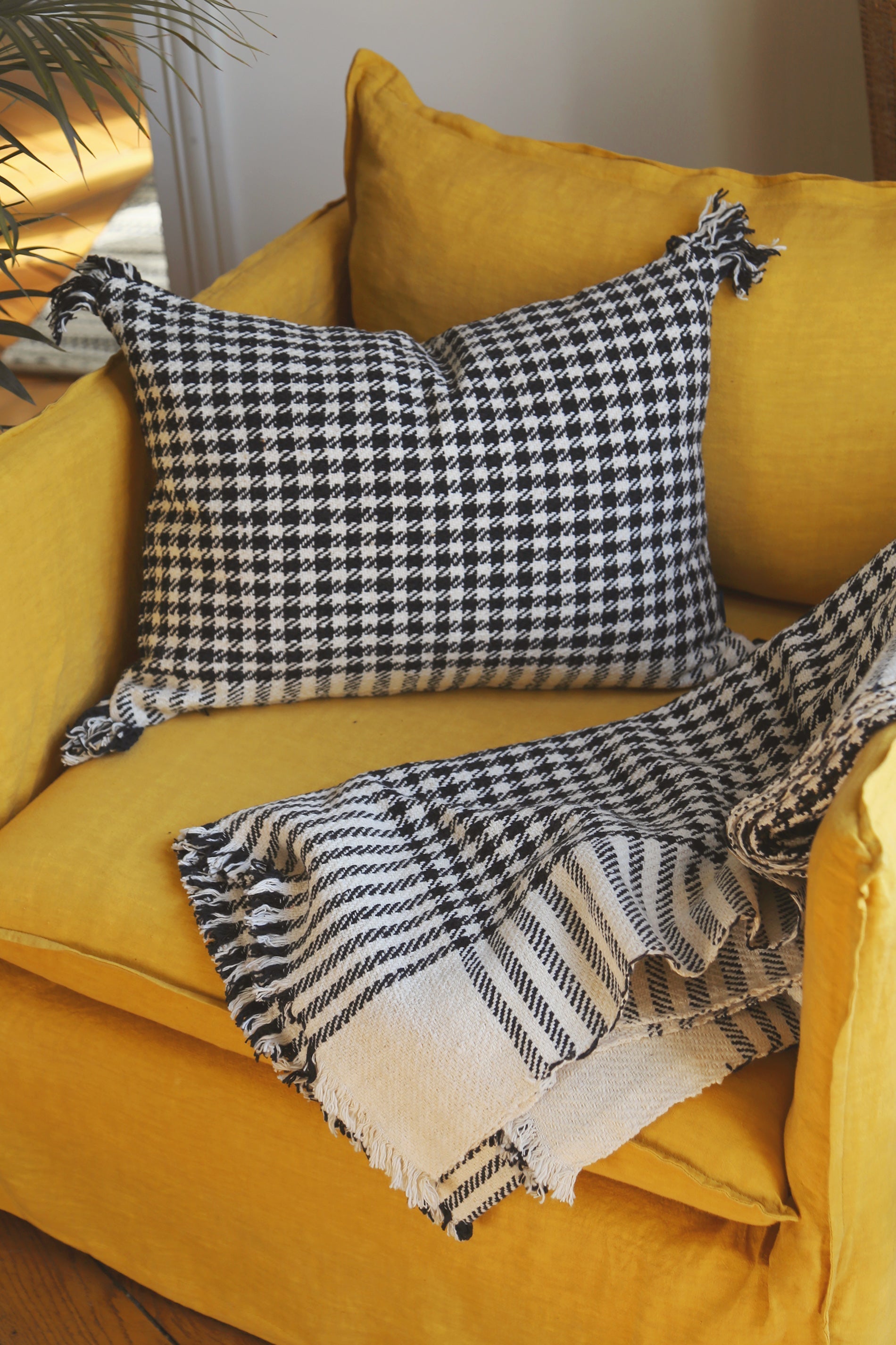 Houndstooth cushion cover