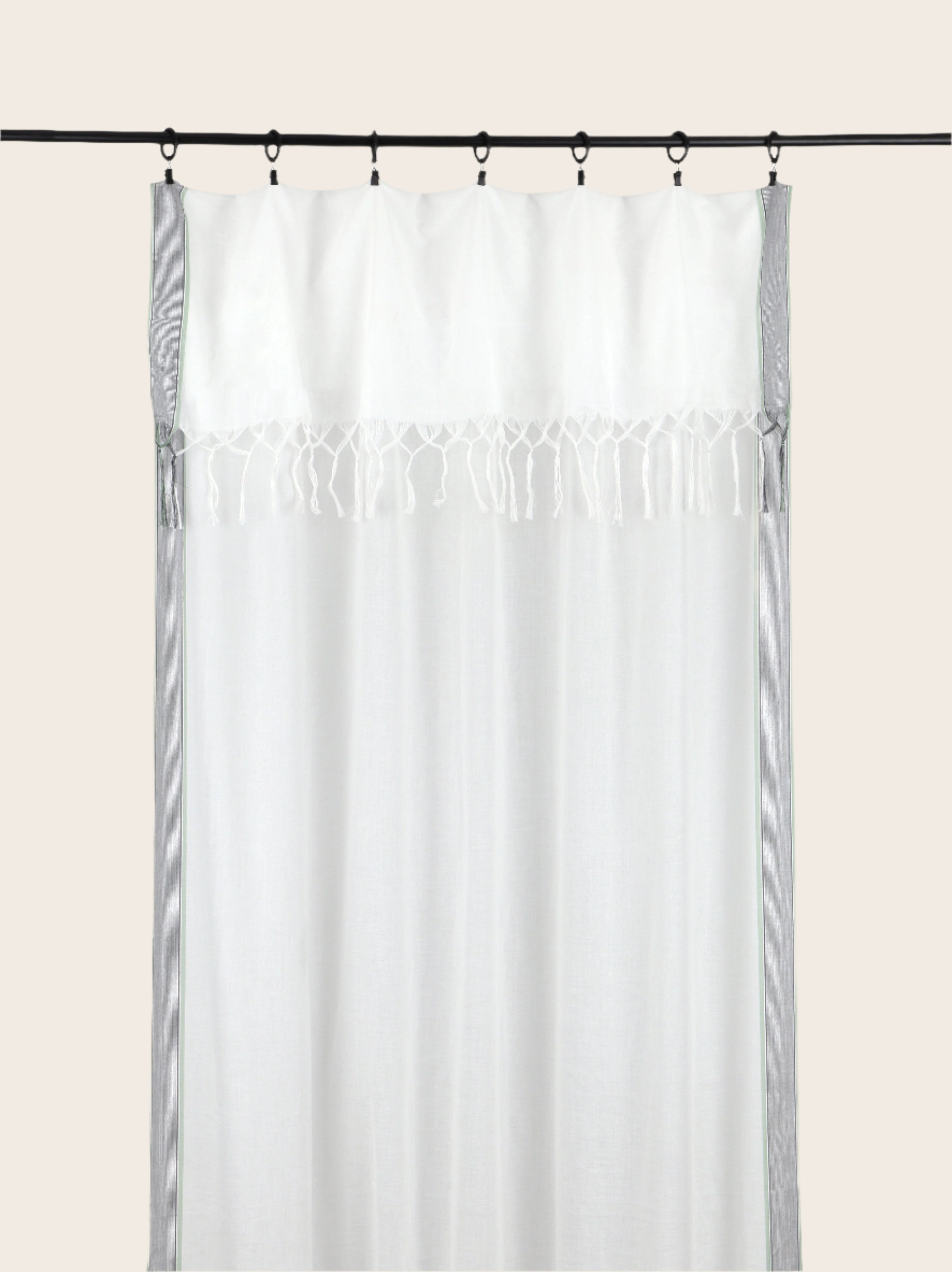 Sivi Curtain